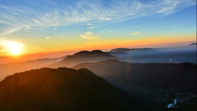 Menikmati matahari terbit di Gunung Sibayak