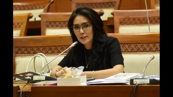 Rieke Diah Pitaloka Curhat ke Paus Fransiskus