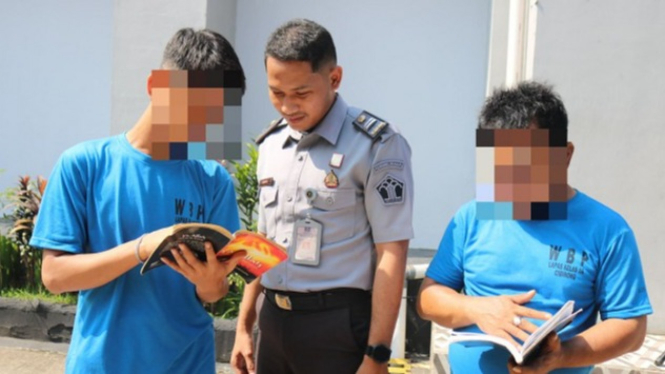 Petugas Lapas Cibinong bersama warga binaan