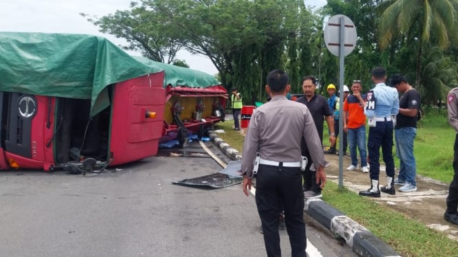 Mobil Tangki berisi BBM Avtur terguling di Jalan Arteri Supadio