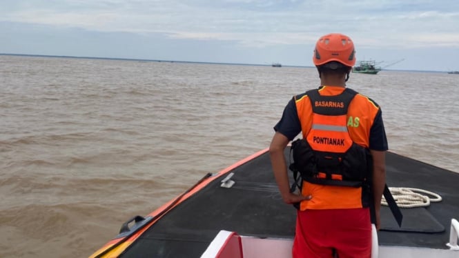 Tim Basarnas Pontianak Melakukan Pencarian Dua Kapal Nelayan Tenggelam