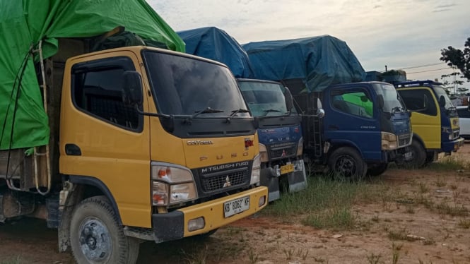 Tiga unit truk bermuatan rotan di halaman Polres Kubu Raya