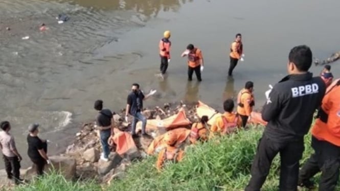 Potret penemuan jasad mengambang di Kali Bekasi