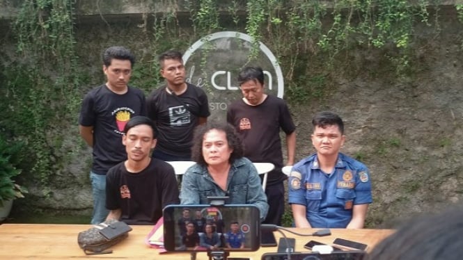 Deolipa (tengah) pengacara Sandi petugas Damkar Depok