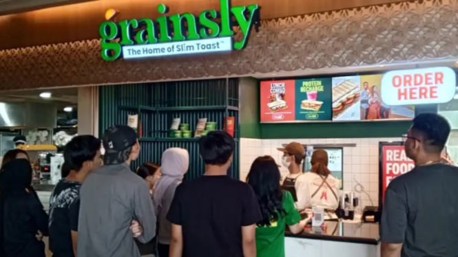 Suasana antrian pembeli Grainsly di Mall Margo City , Depok