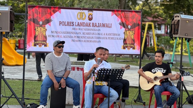 Kapolres Landak AKBP Siswo Dwi Nugroho gelar aksi Ngamen Kamtibmas