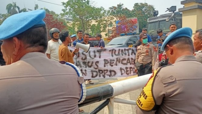 Aksi mahasiswa tuntut anggota DPRD cabul di Polres Depok