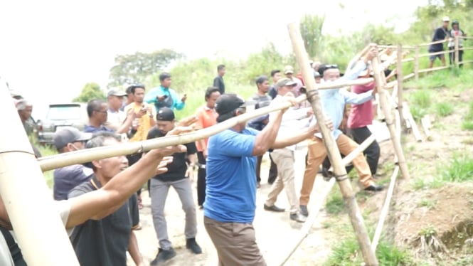 Aksi Para Sejumlah Petani Melakukan Pencopotan Pagar