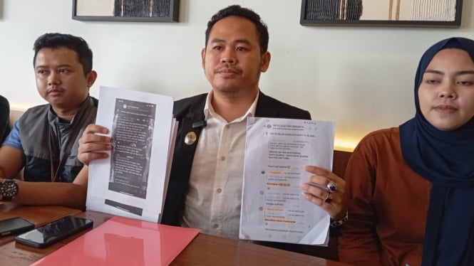 Pengacara Rusliyadi bersama klain menggelar konpress