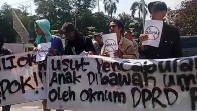 Demo mahasiswa soal DPRD Depok cabul