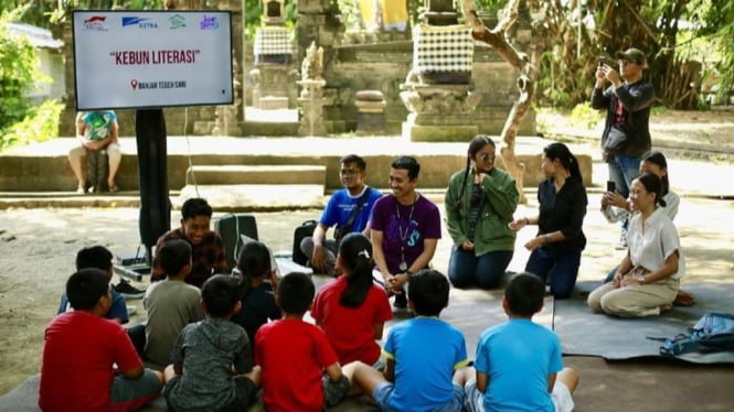 Dika dalam kegiatan literasi di Bali