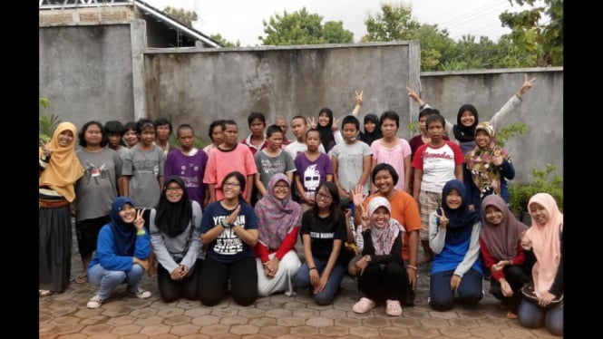 Tria dkk bersama masyarakat Griya Schizofren