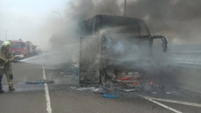 Bus Pariwisata Bawa 58 Siswa TK Terbakar di Jalan Tol Wiyoto Wiyono