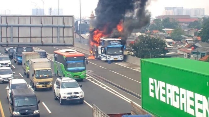 Kronologi Bus Pariwisata yang Bawa 58 Siswa TK Terbakar di Tol