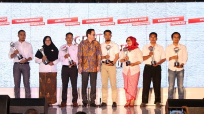 Jamaluddin menerima penghargaan SATU Indonesia Awards