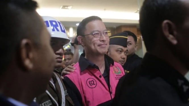 Tom Lembong kenakan rompi pink