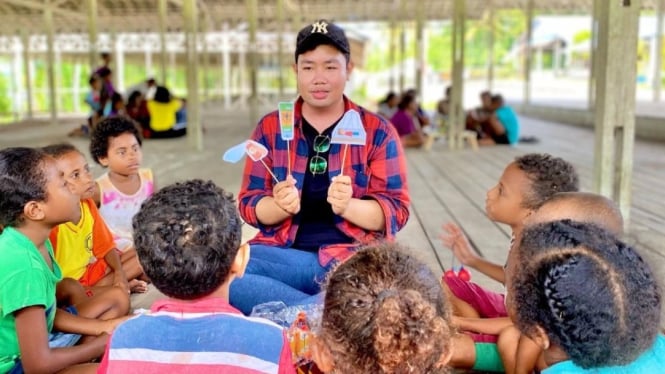 Bhrisco Jordy Dudi Padatu bersama anak-anak Papua