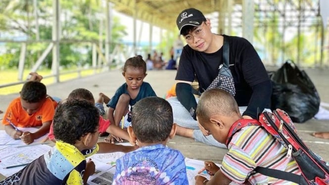 Bhrisco Jordy Dudi Padatu bersama anak-anak Papua