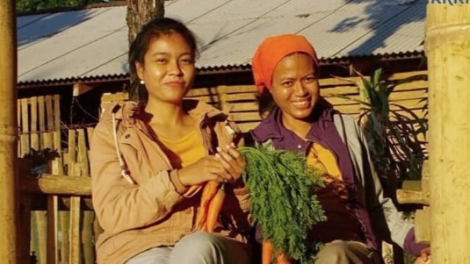 Maya Stolastika (kiri) petani modern asal NTT