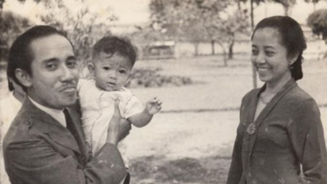 Bung Tomo bersama anak dan istri