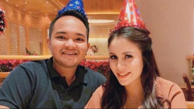 Potret Nicola Reza bersama Sang Istri Momo Eks Geisha