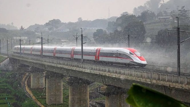 Kereta cepat Whoosh saat melaju di cuaca ekstrem