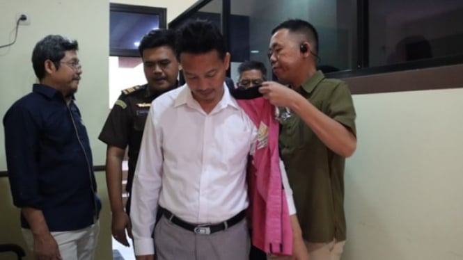 Tersangka pengemplang pajak (baju putih) ditangkap Kejari Depok