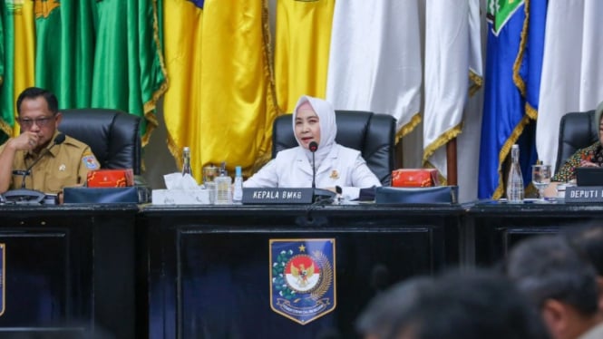 Kepala BMKG Dwikorita Karnawati (tengah)