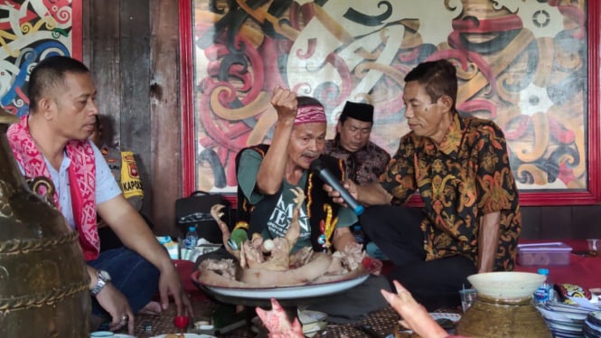 Dewan Adat Dayak (DAD) Kabupaten Kubu Raya  menggelar sidang adat