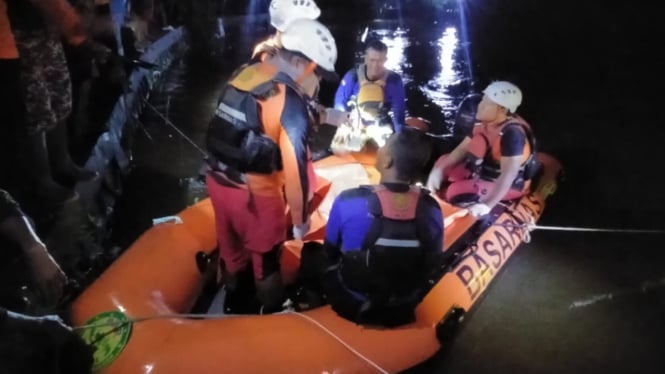 Tim SAR Pontianak gabungan evakuasi jenazah Febiola