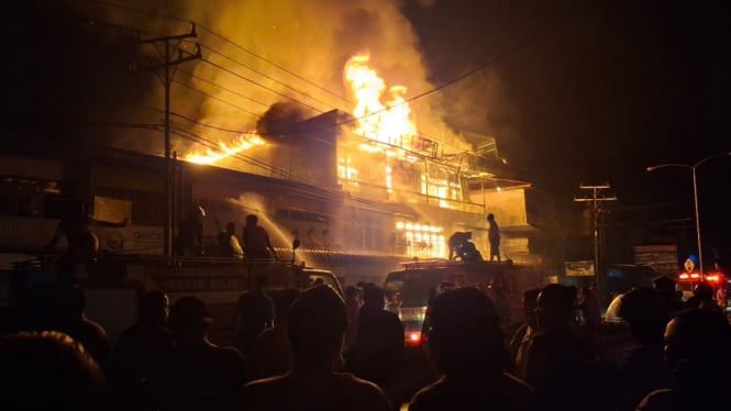 Kebakaran lima rumah toko di Kabupaten Melawi, Kalbat