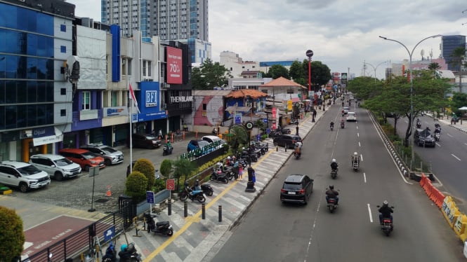 Parkir liar di trotoar Jalan Margonda Depok