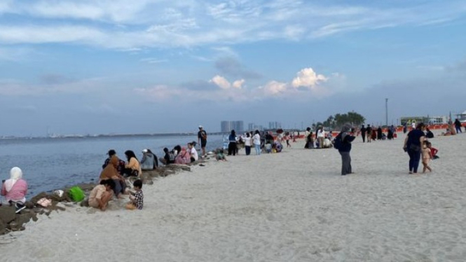 Ilustrasi pantai liburan Nataru