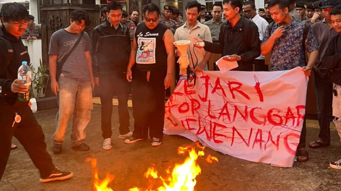 Mahasiswa gelar unjuk rasa di Kejaksaan Negeri Pontianak