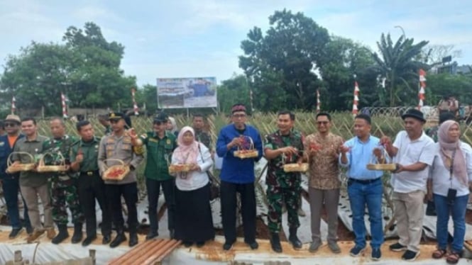 Panen cabai di lahan tidur Jalan Juanda, Depok