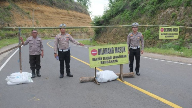 Polisi menutup total akses jalan JLS Kelok Sembilan