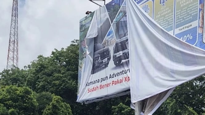 Bapenda Kota Popntianak Tertibkan Papan Reklame Belum Bayar Pajak