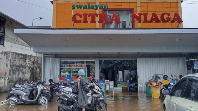 Swalayan Citra Niaga Terdampak Banjir Rob di Pontianak