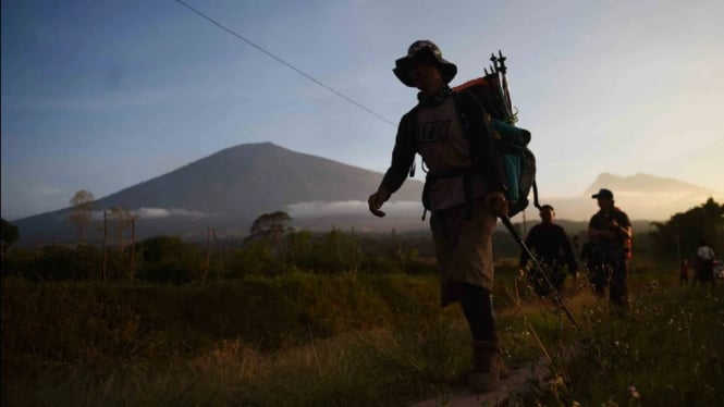 Para pendaki di jalur Gunung Rinjani