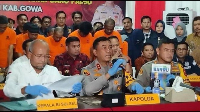 Potret para tersangka kasus uang palsu. Di Makassar