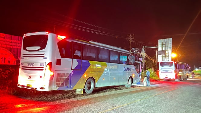 Mobil Bus dan Mobil Kijang Innova Terlibat Tabrakan di Sekadau