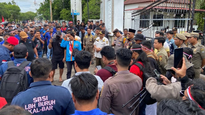 Buruh demo DPRD dan Kantor Bupati Ketapang