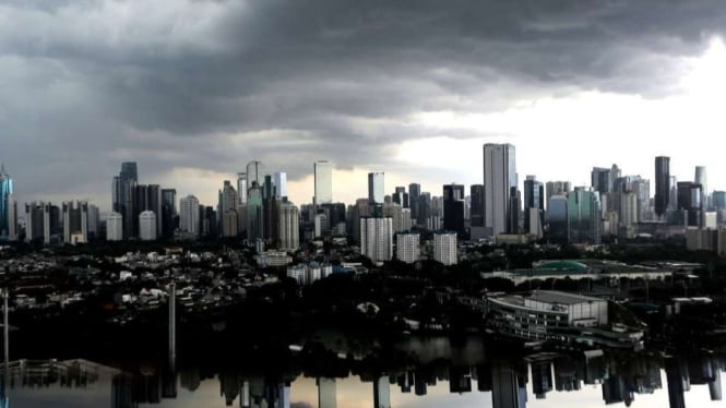 Awan tebal selimuti Jakarta