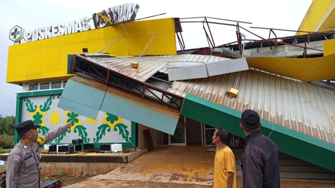 Puskesmas Pesaguan Ketapang Rusak Diterjang Angin Kencang