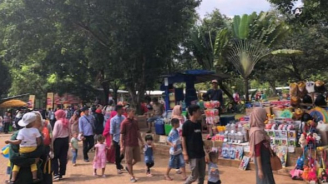 Pengunjung Taman Margasatwa Ragunan