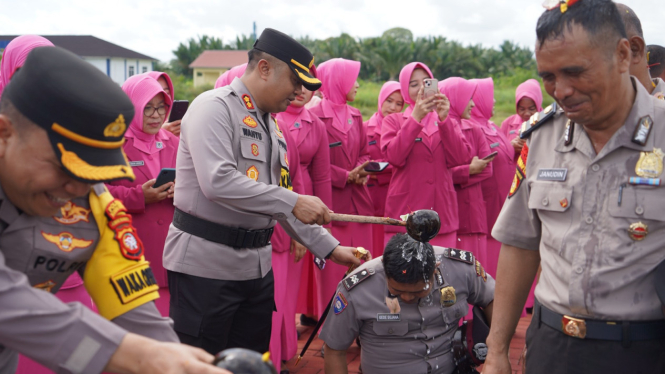 Mandi bunga mewarnai kenaikan pangkat 54 personel Polres Kubu Raya