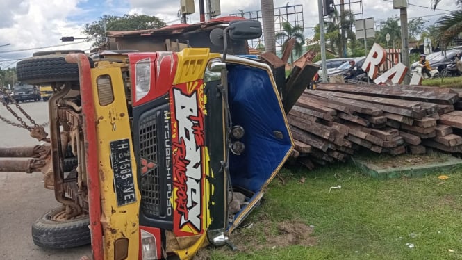 Mobil Dum Truck Bermuatan Kayu Ulin Tumbang di Kubu Raya