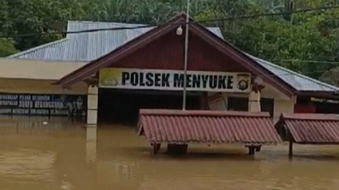 Kantor Polsek Menyuke di Kabupaten Landak kebanjiran