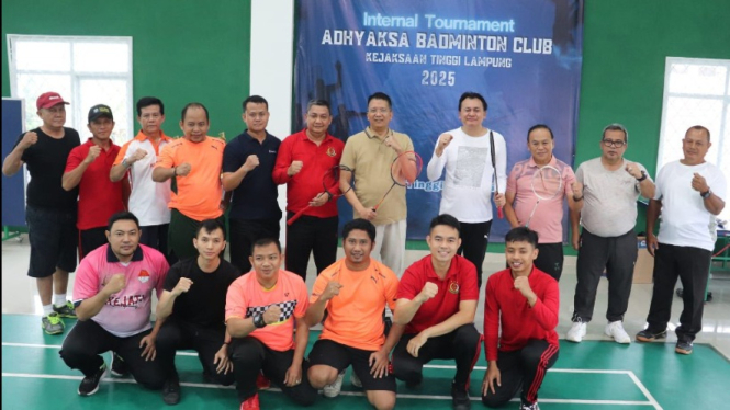 Kejati Lampung adakan turnamen badminton untuk mempererat solidaritas.