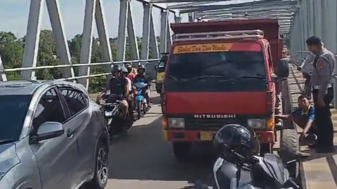 Arus Lalu Lintas Jembatan Tol 2 macet total akibat truk mogok